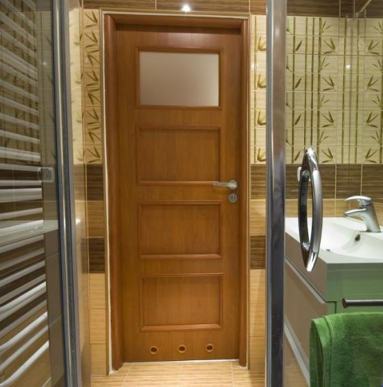 Деревянные двери для ванной